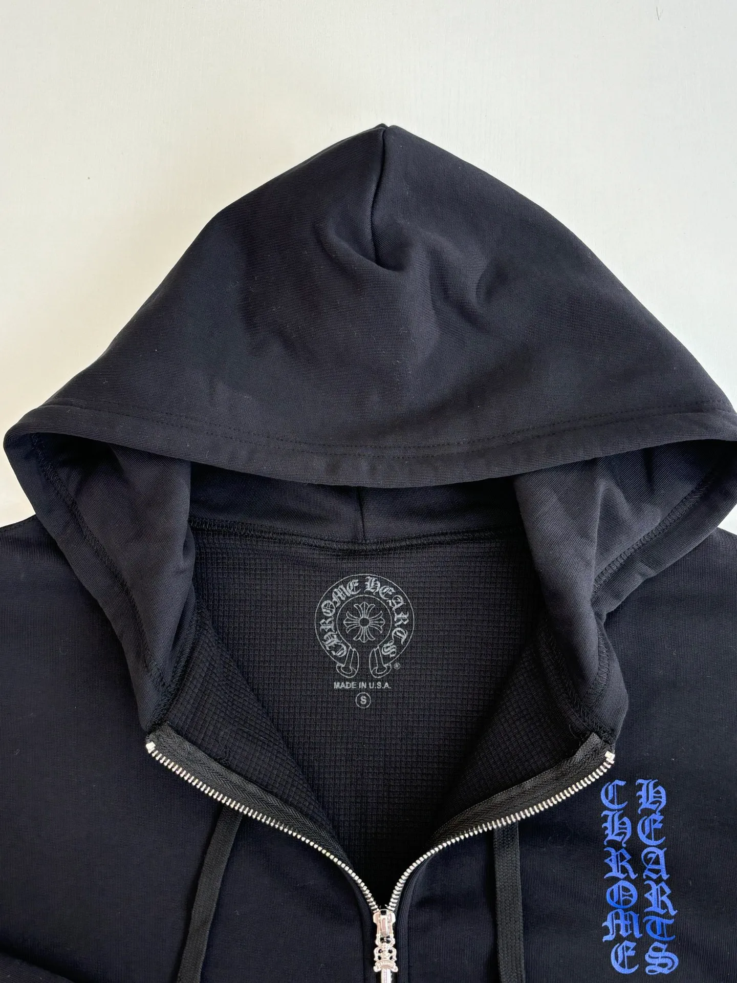P490 Chrome Heart*/Chrome Heart's new Ch blue Sanskrit printed zipper hooded sweatshirt is made of high-quality cotton fabrics and has a loose shoulder cut that is not flattering on the figure. It can provide the wearer with a comfortable and comfortable wearing experience while creating a casual and lazy fashion atmosphere. Size: S/M/L/XL